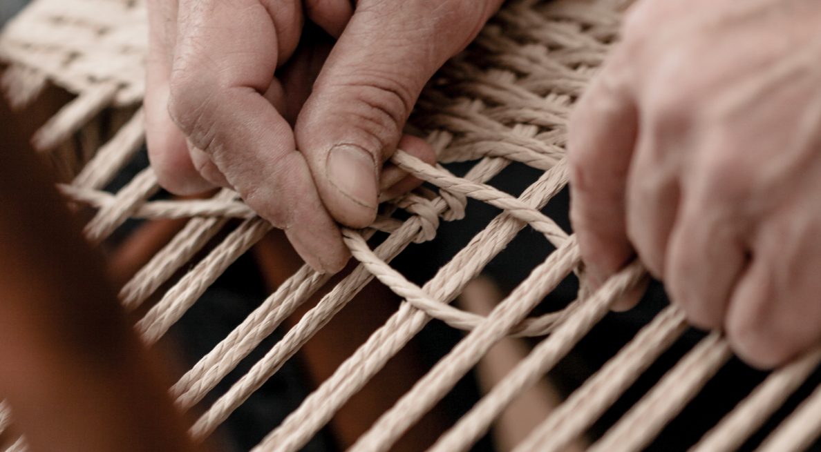 Reparatur dänischer Papierschnur – Designklassiker von Möller & Wegner in besten Händen​