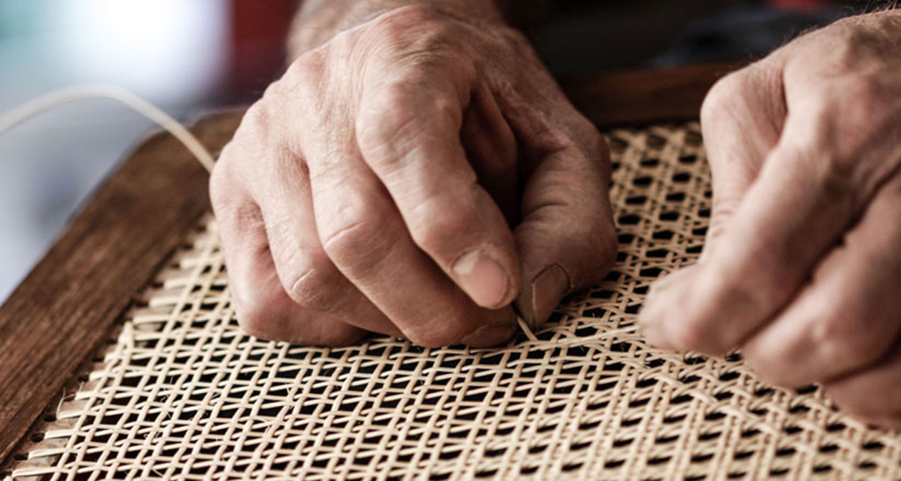 Wiener Geflecht Reparatur vom Fachbetrieb – wir erneuern Peddigrohr-Stühle originalgetreu und nachhaltig. Jetzt unverbindlich beraten lassen!